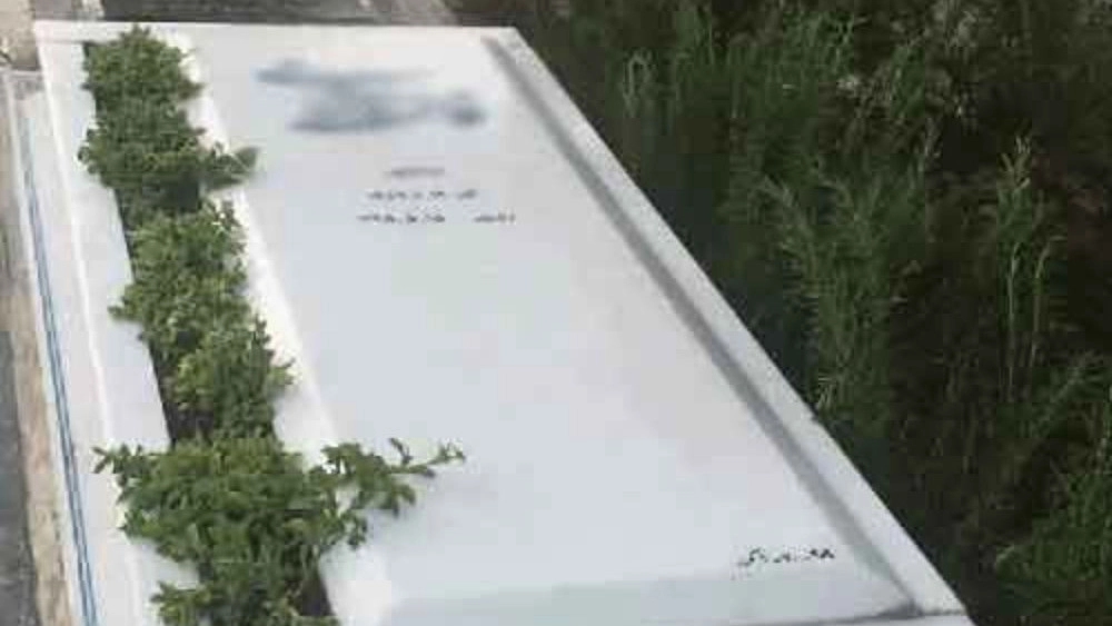 سنگ قبر در بهشت زهرا سنگ قبر در بهشت زهرا
